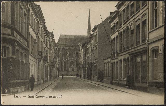 Oude zwart-witte postkaart van de Sint-Gummarusstraat met de kerk op de achtergrond