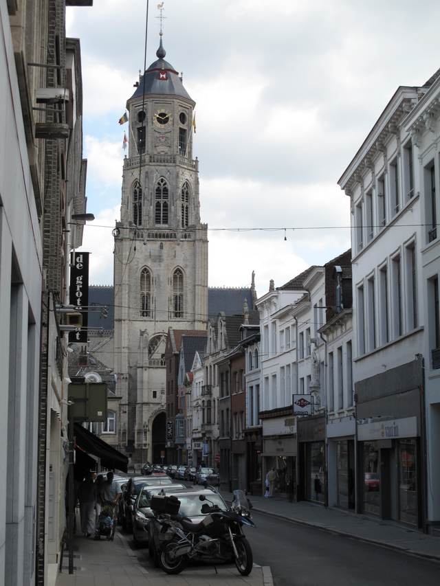 De Sint-Gummarusstraat met de toren van de Sint-Gummaruskerk